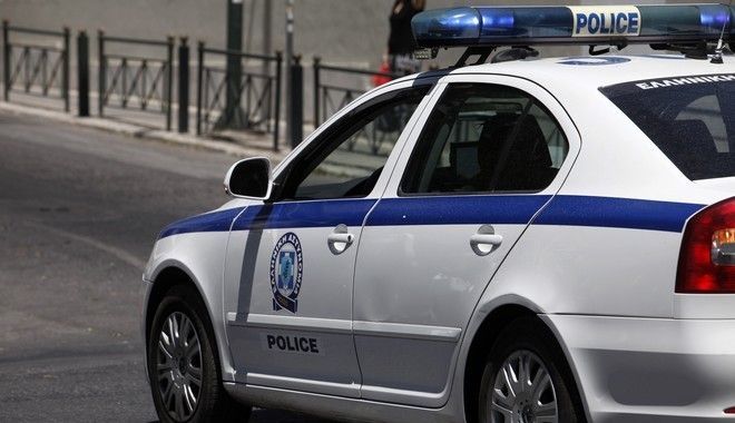 Vëllai mbyt motrën në Selanik dhe telefonon policinë