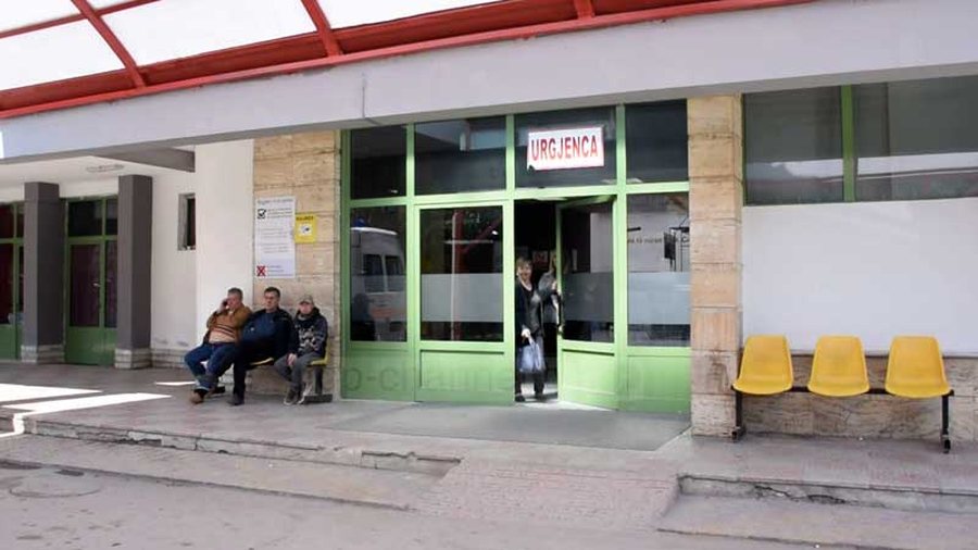 Tri motrat në Korçë nën kujdes mjekësor pas helmimit nga karamelet