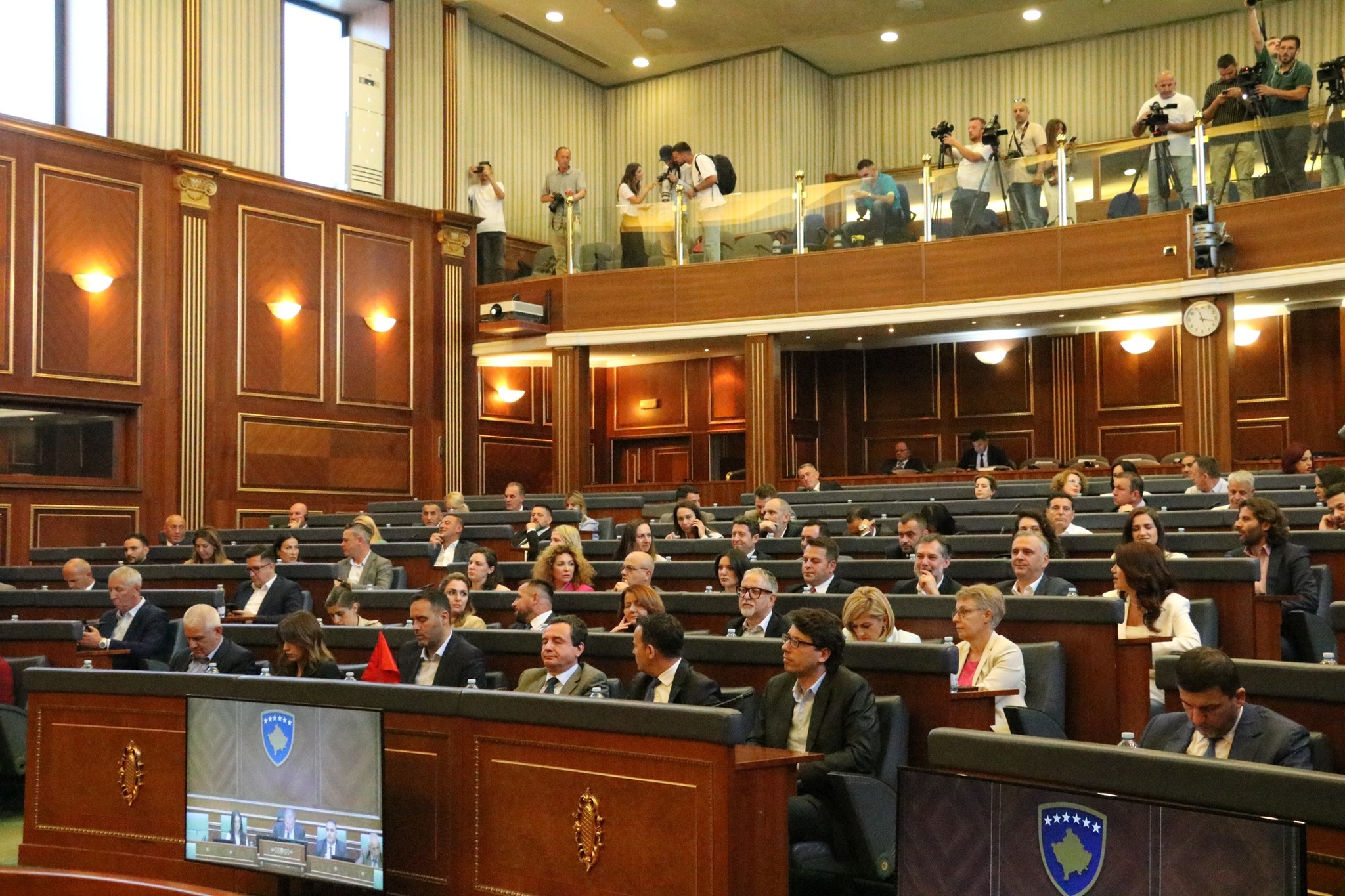 Dhjetëra: seanca e pak rezultate – Megjithatë deputetët…