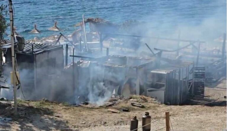 Beach Bar shpall Zjarr në Radhimë, digjet një lokal buzë detit