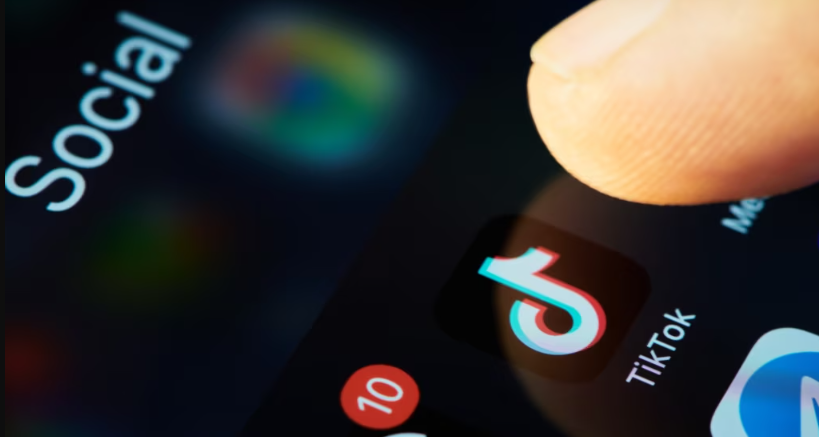 Qeveria franceze propozon ndalimin e rrjeteve sociale për fëmijët