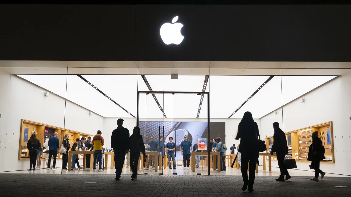 Apple: prezanton iPhone 16e, versionin më të lirë të iPhone 16