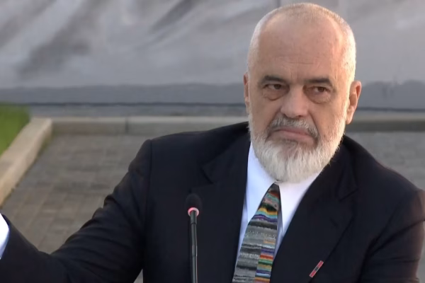 Rama takon bluzat e bardha, promovon mjekët e huaj në QSUT