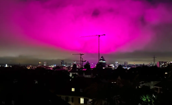 Qielli: rozë mbi Bazel: Dritat e stadiumit krijojnë një…