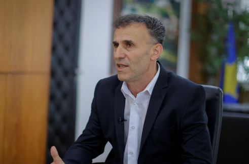 Tinëz: “ takohej me Rashiqin”, Hetemi tregon pse e shkarkoi…