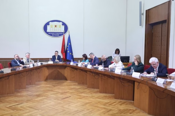 Struktura: e re e Kuvendit, Peleshi shtyn përpara miratimin…