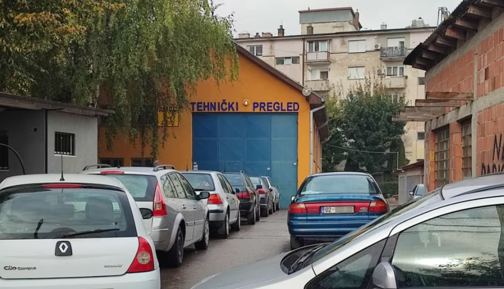 Policia e Kosovës: Makinat me targa të huaja në veri, tre muaj leje