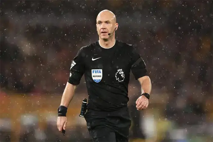 Anthony Taylor: Anthony Taylor është caktuar gjyqtar kryesor për derbin Chelsea-Liverpool