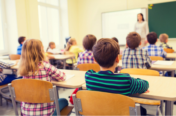 The Guardian shpall Rënia e lindjeve në Britani rrezikon mbylljen e 800 shkollave fillore