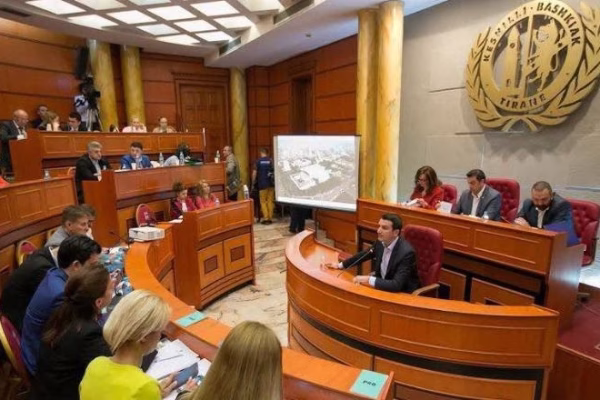 Këshilli Bashkiak i Tiranës kërkon dëgjimin e Veliajt para shkarkimit