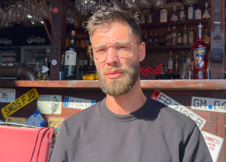 18 — Pronari i kafenesë në Pogradec ndalon hyrjen e nxënësve: Më mirë një lokal bosh,…