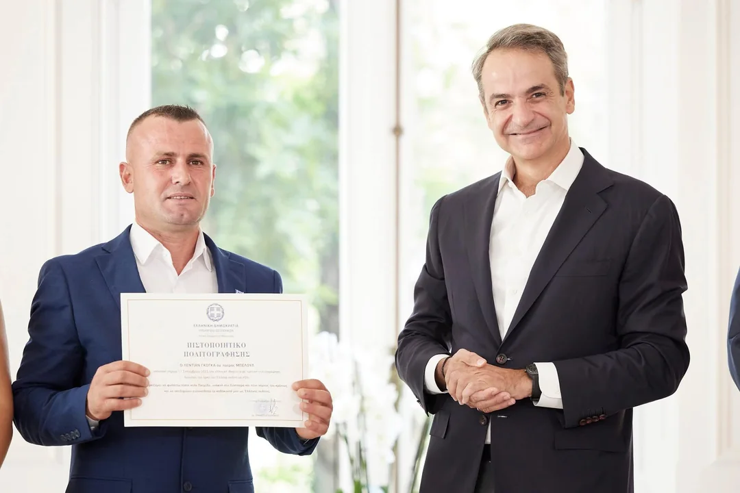 Shqiptari Ledian Goga shpëton dy fëmijë dhe merr nënshtetësi greke