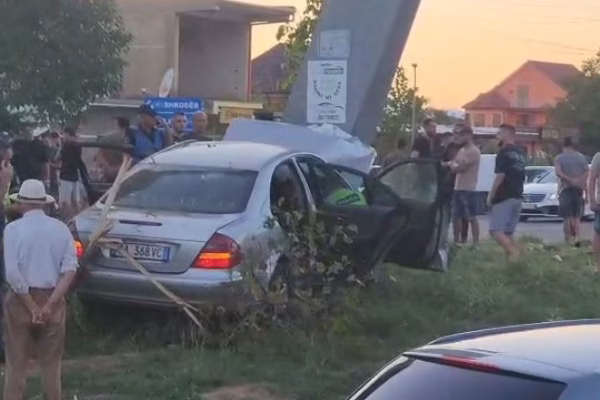 Aksident në Shkodër, babë e bir humbin jetën pas përplasjes me shtyllën