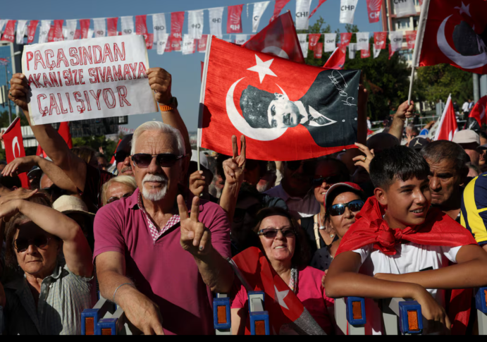 Protesta masive në Ankara kundër masave ligjore të opozitës