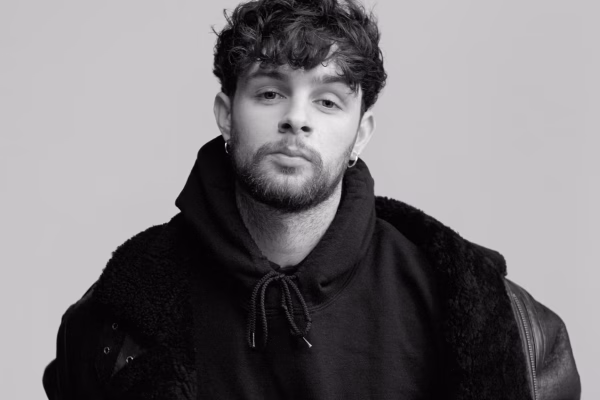 Tom Grennan: Rrëfimi i tij nga errësira në suksesin muzikor