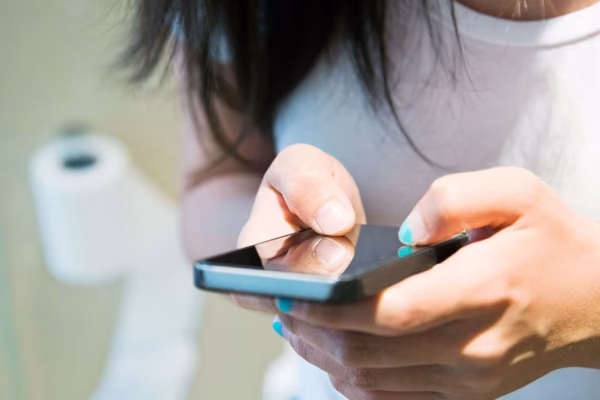 Përdorimi: i telefonit gjatë jashtëqitjes rrit ndjeshëm…