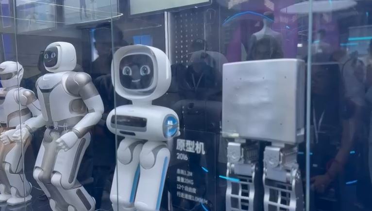 UBTECH Robotics: Alpha Mini, roboti edukativ që shpreh emocione