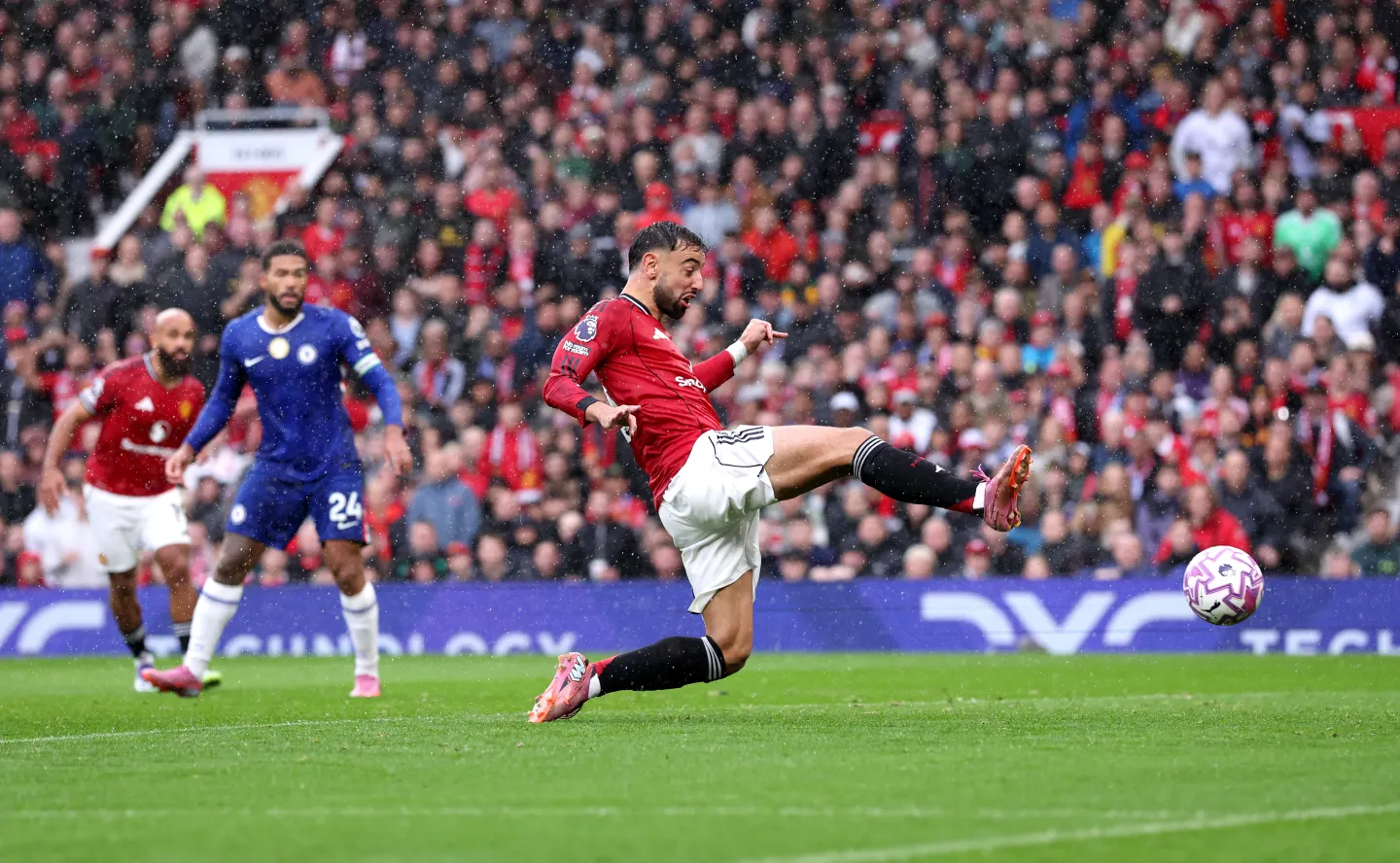 Manchester United mposht Chelsea-n 2-1 në “Old Trafford