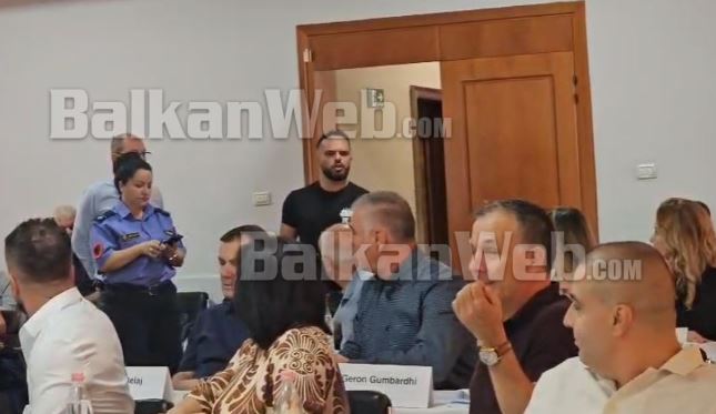 5 — VIDEO/ Plas në Vlorë! “Mashtruesa, hapni derën”, qytetari futet dhunshëm në sallën e…