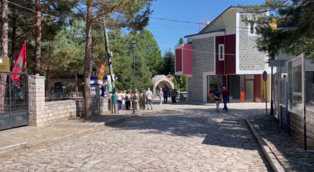 Voskopoja: Fshati malor që tërheq vizitorë në çdo stinë