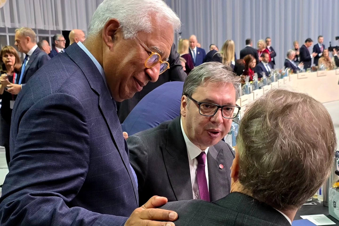 Aleksandar Vuçiq: Muajin e kaluar ishte në Kinë me Putinin, sot Vuçiqi ‘përqafohet’ me…