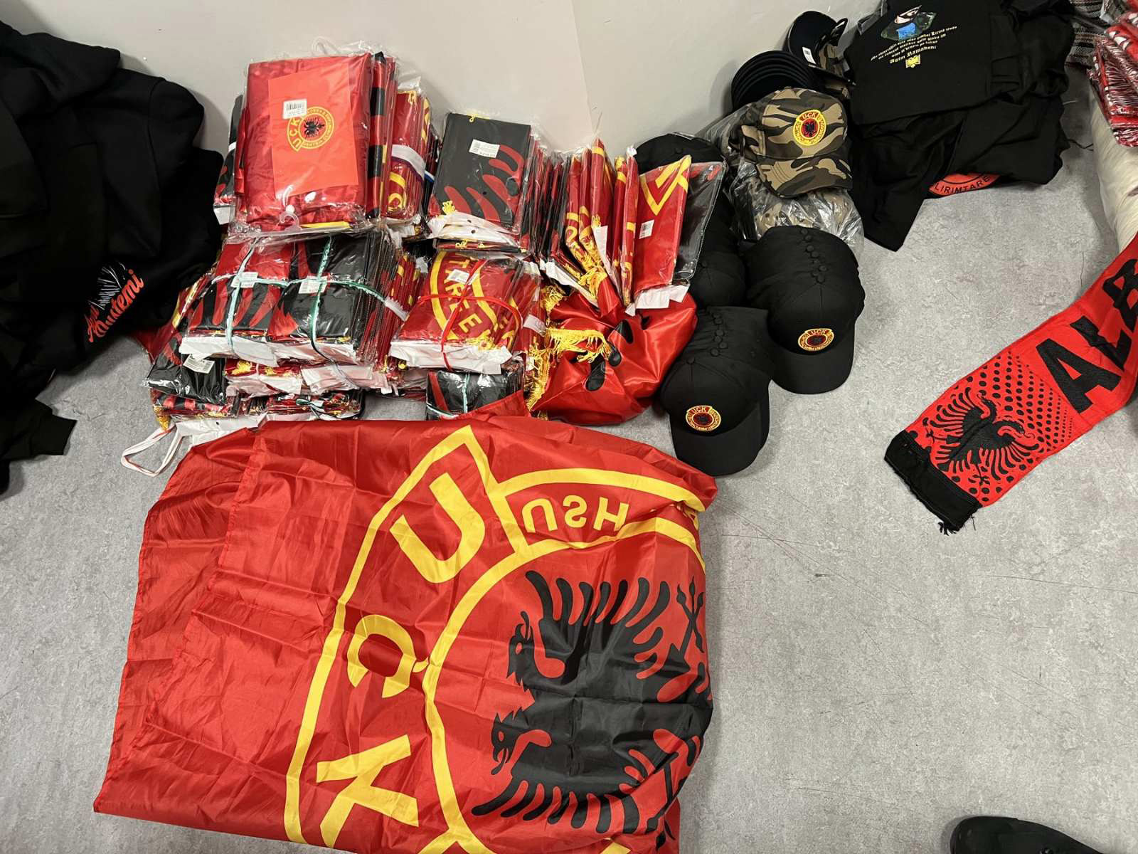 Shqipëri Sipas: Serbia thotë se ka arrestuar një shqiptar, iu gjetën flamuj e bluza me…