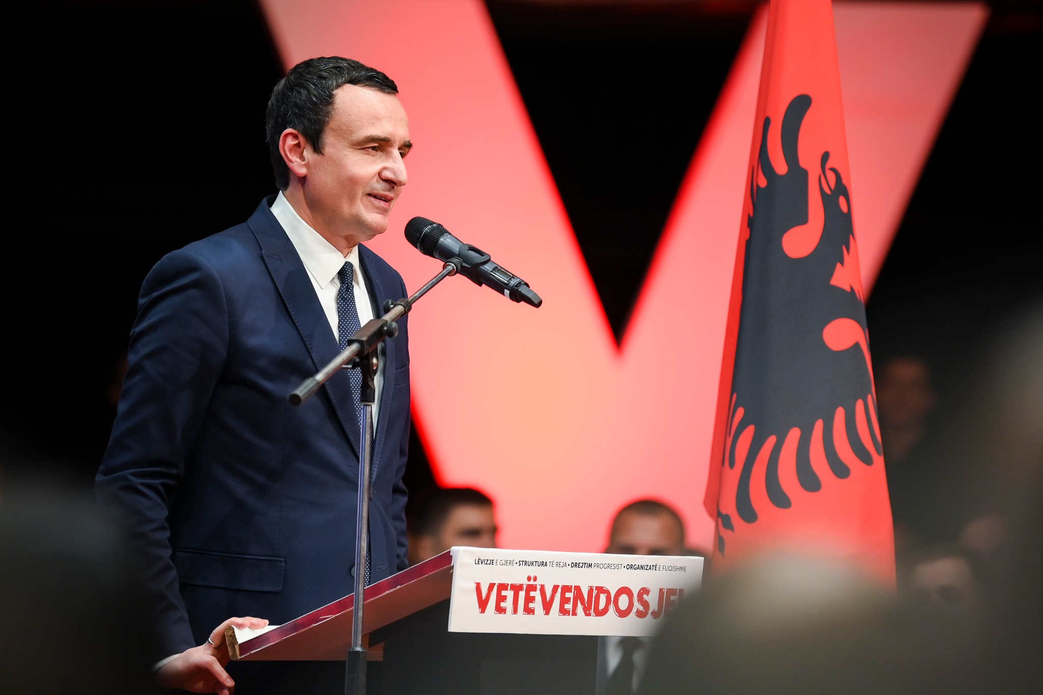 Analisti kosovar: Nuk pres të ketë Qeveri, Albin Kurti po funksionon vetëm si ‘mbret’!