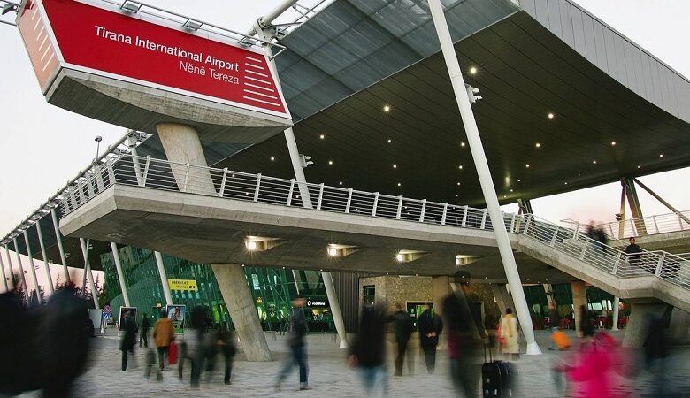 Aeroportin Ndërkombëtar: Dy shtetas të RMV-së të arrestuar në aeroportin e Tiranës për…