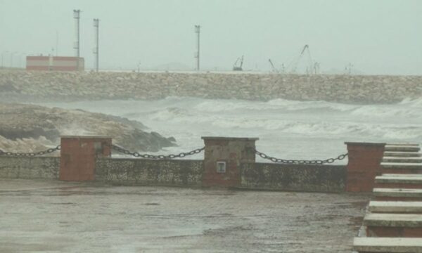 Detin Adriatik: Moti i keq pezullon lundrimet në Detin Adriatik, anulohen lëvizjet detare…