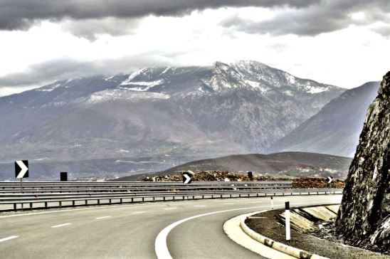 Kombit Një: Motoristi nga Peja aksidentohet në Rrugën e Kombit