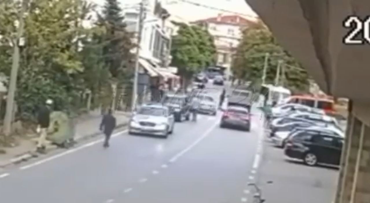 Trajan Çeliku: Pamje nga sherri në Bilisht, 3 persona me shkopa bejsbolli sulmojnë…