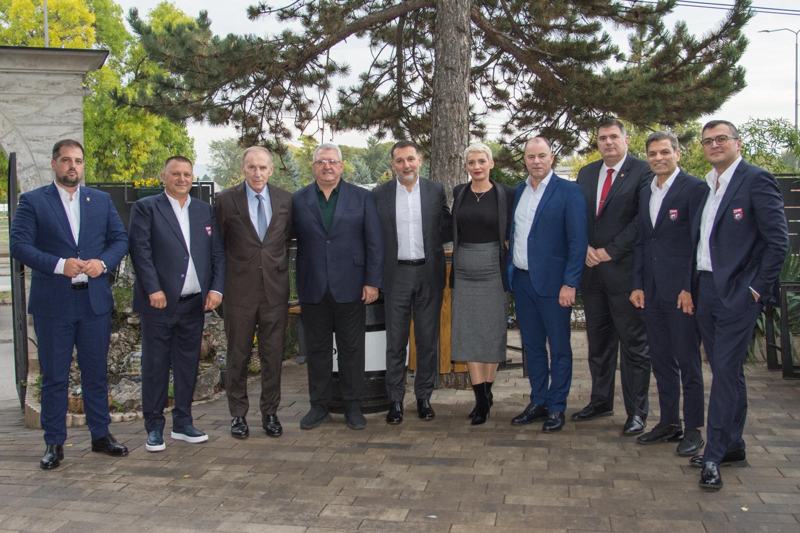 Federatës Shqiptare: Serbi – Shqipëri, drejtuesit e dy Federatave hanë drekë bashkë në…