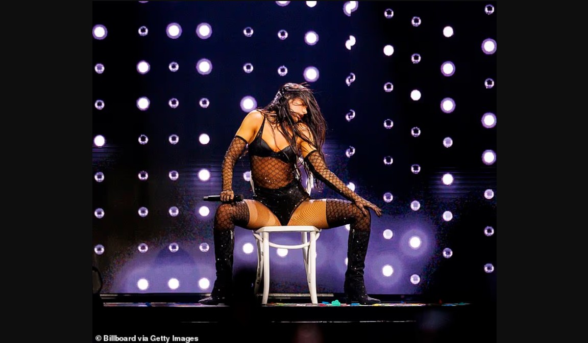 Dua Lipa: Dua Lipa ndez skenën në LA me veshje provokuese dhe performanca energjike