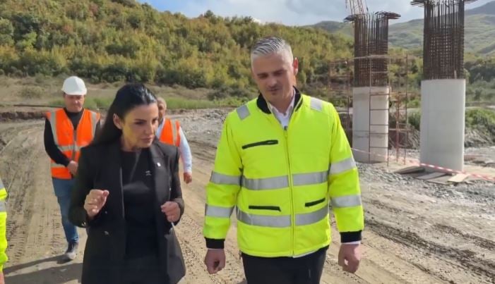 Balluku inspekton punimet në aksin Elbasan-Rrogozhinë: 18 kilometrat e parë, gati në…
