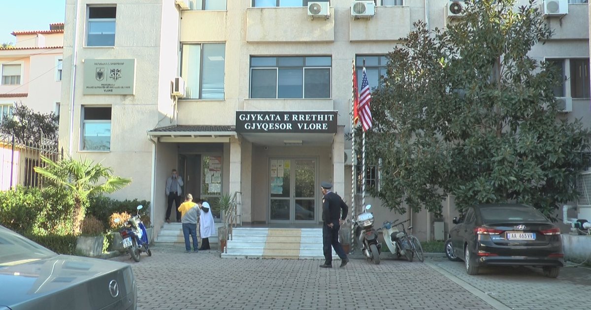 Incident në Gjykatën e Vlorës: Avokati dhunon punonjësin e sigurisë, shoqërohet nga…