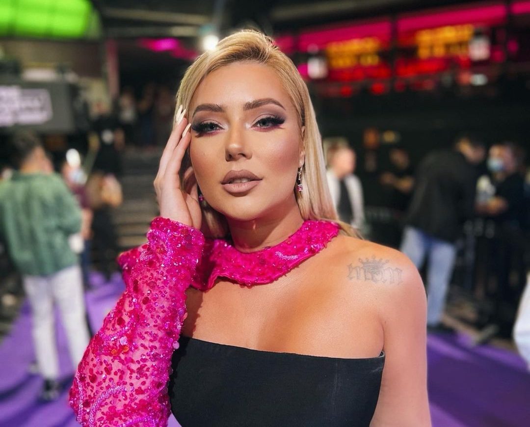 Ronela Hajati: Ronela Hajati uron partnerin për ditëlindje me këtë foto romantike