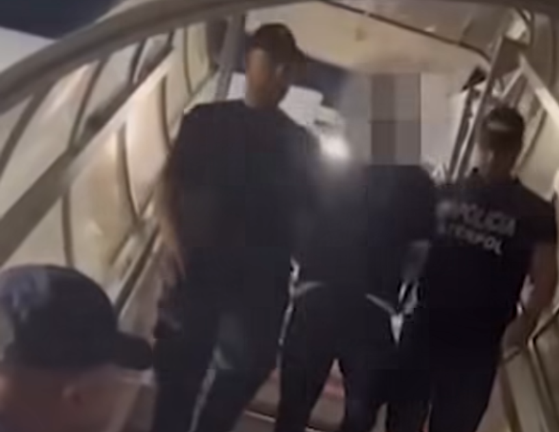 Noizyt Është: VIDEO/ Momenti kur Cllevio ekstradohet nga Dubai në Shqipëri pas denoncimit…