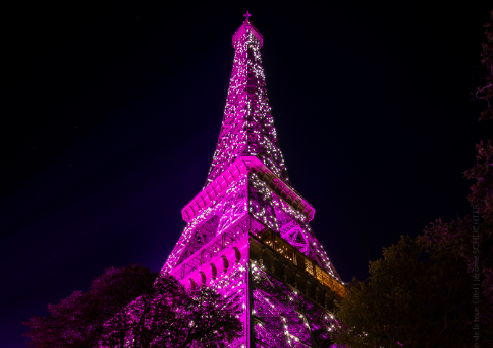 Kulla Eiffel vishet rozë (FOTO) – lajmi i plotë