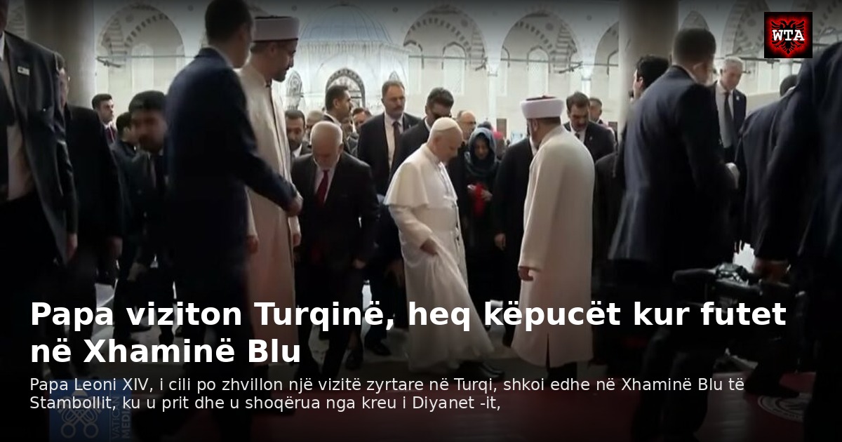Papa viziton Turqinë, heq këpucët kur futet në Xhaminë Blu