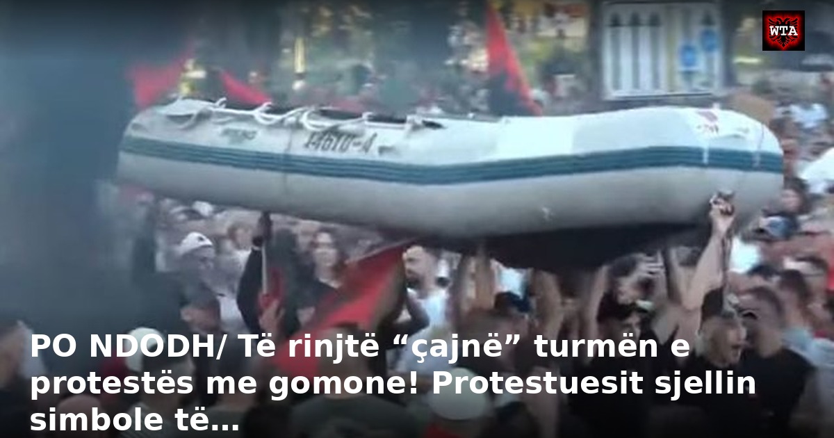 PO NDODH/ Të rinjtë “çajnë” turmën e protestës me gomone! Protestuesit sjellin simbole të…