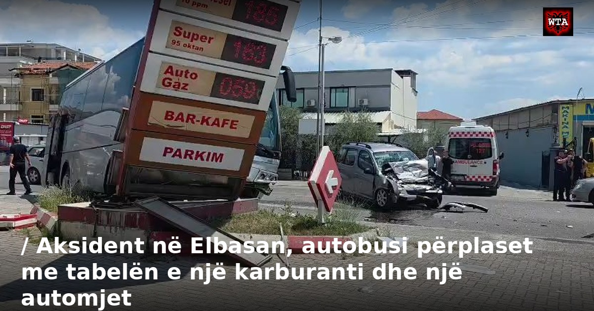 / Aksident në Elbasan, autobusi përplaset me tabelën e një karburanti dhe një automjet