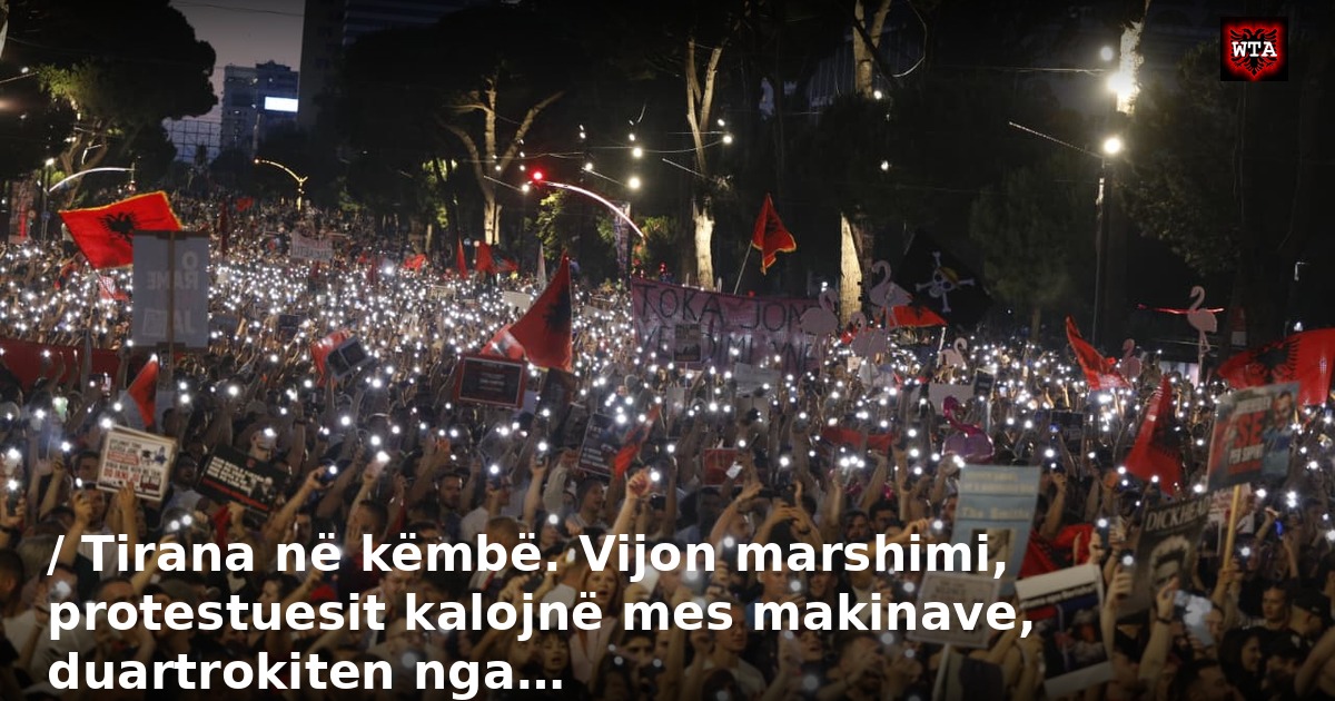 / Tirana në këmbë. Vijon marshimi, protestuesit kalojnë mes makinave, duartrokiten nga…