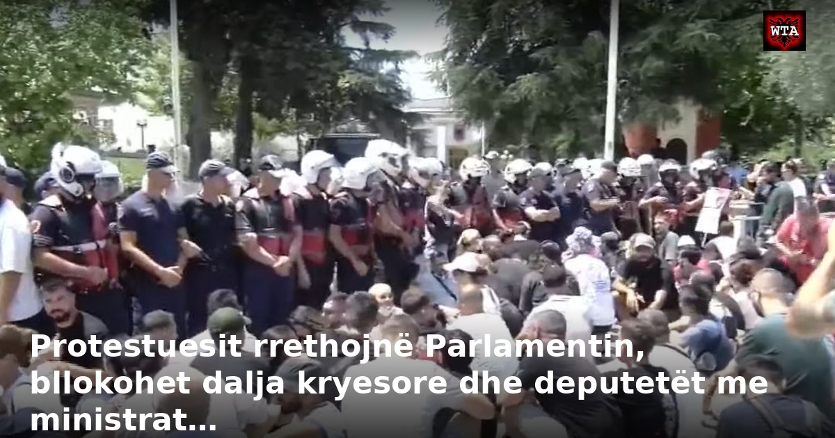 Protestuesit rrethojnë Parlamentin, bllokohet dalja kryesore dhe deputetët me ministrat…