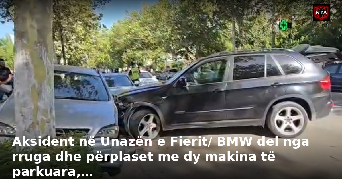 Aksident në Unazën e Fierit/ BMW del nga rruga dhe përplaset me dy makina të parkuara,…